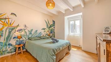 4 makuuhuonetta, silitysrauta/-lauta, ilmainen Wi-Fi, vuodevaatteet