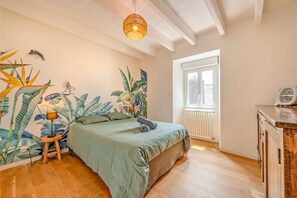 4 bedrooms, iron/ironing board, free WiFi, bed sheets