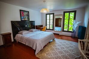 4 bedrooms, iron/ironing board, free WiFi, bed sheets