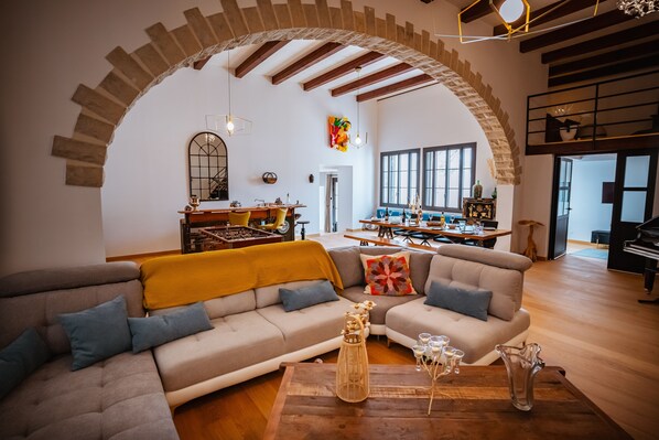 تلفزيون، مدفأة، مشغل دي في دي، ستيريو