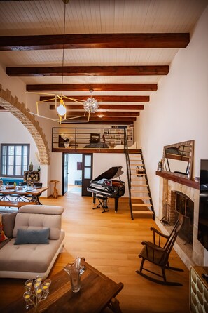 تلفزيون، مدفأة، مشغل دي في دي، ستيريو