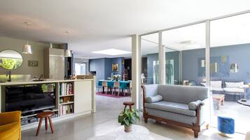 TV connectée, livres, médiathèque, vidéothèque