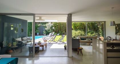 Elegant spacious house with swimming pool near Bordeaux