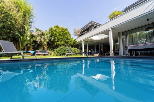 Elegant spacious house with swimming pool near Bordeaux