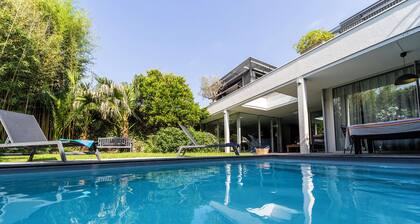 Elegant spacious house with swimming pool near Bordeaux
