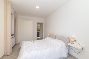1 habitación, tabla de planchar con plancha, wifi y ropa de cama