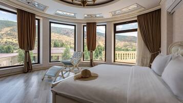 Grand villa, 5 slaapkamers, uitzicht op meer | Een kluis op de kamer, een bureau, verduisterende gordijnen