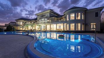 Een kluis op de kamer, een bureau, verduisterende gordijnen