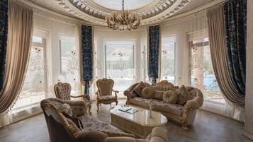 Grand villa, 5 slaapkamers, uitzicht op meer | Een kluis op de kamer, een bureau, verduisterende gordijnen