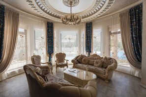 Grand villa, 5 slaapkamers, uitzicht op meer | Een kluis op de kamer, een bureau, verduisterende gordijnen