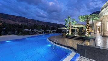 Een binnenzwembad, een seizoensgebonden buitenzwembad