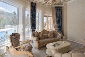 خزنة داخل الغرفة ومكتب وستائر تعتيم وتجهيزات عازلة للصوت
