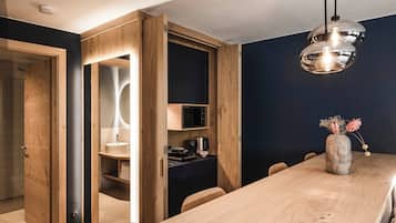 Apartment 4.01 | Zimmersafe, Verdunkelungsvorhänge, schallisolierte Zimmer