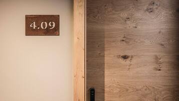 Une porte en bois avec une plaque portant le numéro « 4,09 » et une poignée de porte noire.