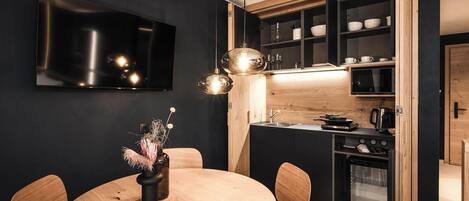 Apartment 4.04 | In-room dining