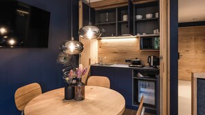 Una cocina moderna con armarios de madera, horno empotrado y fregadero.
