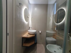Regadera, secadora de cabello, bidet, toallas 