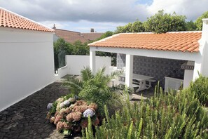 Villa, 5 Schlafzimmer, Balkon, Gartenblick | Speisen im Freien