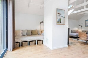 Smart-TV, Kamin, Bücher