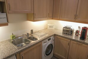 Four à micro-ondes, un four, surface de cuisson, lave-vaisselle