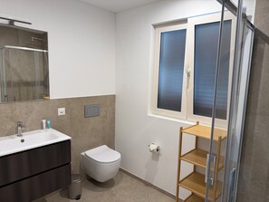 Standard-Studio, Balkon, Gartenblick | Badezimmer