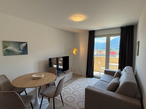 Leilighet – deluxe, balkong, byutsikt | Oppholdsområde