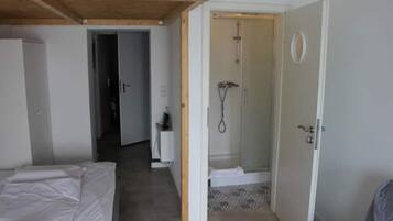 Een douche, een haardroger, handdoeken, zeep