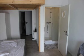 Dusj, hårføner, håndklær og såpe