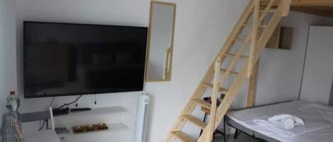 1 quarto, ferros/tábuas de passar roupa, roupa de cama