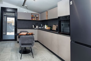 Fridge, oven, stovetop, dishwasher