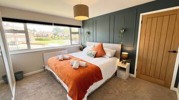 3 bedrooms, iron/ironing board, WiFi, bed sheets