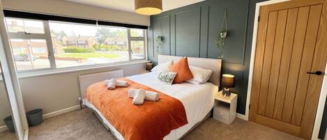 3 bedrooms, iron/ironing board, WiFi, bed sheets