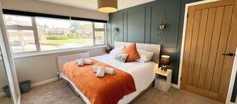 Modern 3-Bed Home in Yeovil with Free Private Parking Wi-Fi & Garden