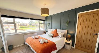 Modern 3-Bed Home in Yeovil with Free Private Parking Wi-Fi & Garden