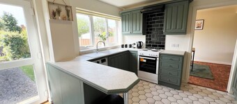 Modern 3-Bed Home in Yeovil with Free Private Parking Wi-Fi & Garden