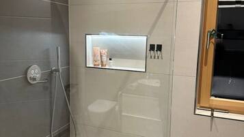 Dusche, Handtücher, Seife, Toilettenpapier