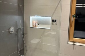 Dusche, Handtücher, Seife, Toilettenpapier