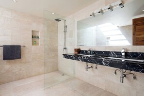 Shower, rainfall showerhead, towels, soap - Villa Bukit Gili Gede (Gili Gede)