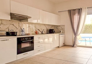 Kühlschrank, Mikrowelle, Ofen, Geschirrspüler