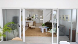 Un interior moderno con cocina, comedor y sala de estar.