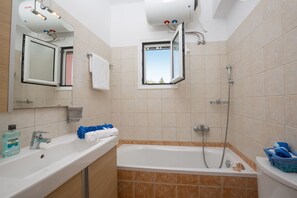 Douche, séchoir à cheveux, serviettes fournies