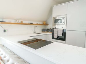 Cottage | Private kitchen | Dishwasher, cookware/dishes/utensils - The Gatekeepers Cottage - Skerry Vore (Llandudno Junction)