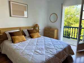 5 bedrooms, iron/ironing board, WiFi, bed sheets