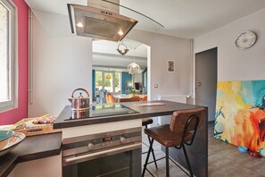 Refrigerador, microondas, lavavajillas y cafetera y tetera 