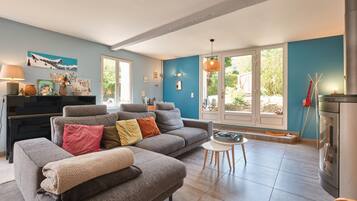 Televisión y chimenea