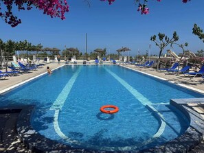 舒适双人房, 阳台, 海景 | 泳池 | 季节性开放的室外游泳池