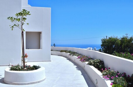 Lovely Hot-L – Affordable hotel in Santorini