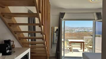 Quarto triplo luxo, sacada, vista para o mar | Cofres nos quartos, Wi-Fi de cortesia