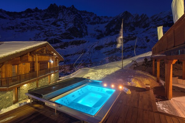 Sauna, hot tub, steam room, massages