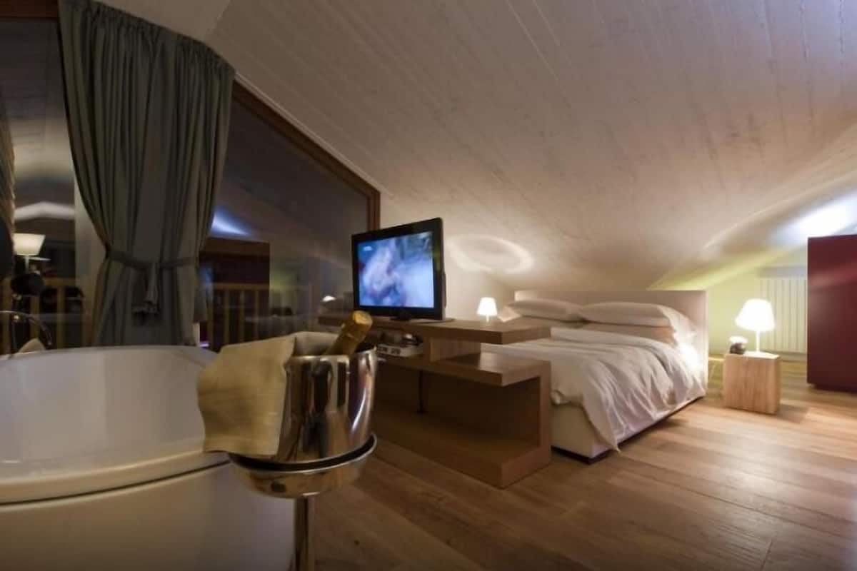 In-room safe, blackout drapes, soundproofing, free WiFi